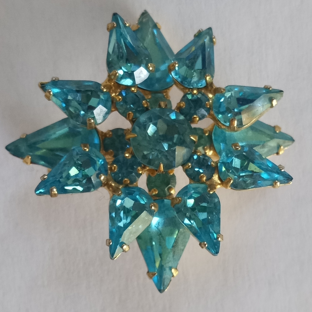Vintage Blue Flower Gold Tone Prong Accents Brooch/Pin